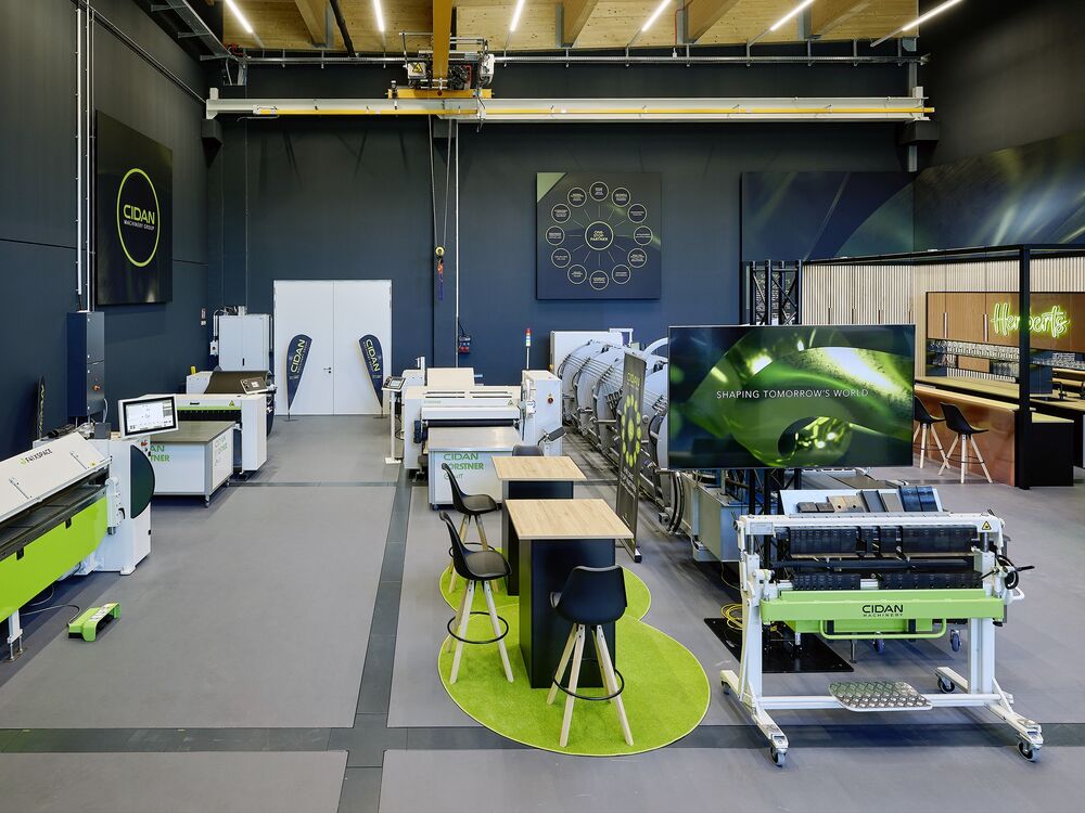 Im rund 300 m² grossen, multifunktionalen Kompetenzzentrum können Kunden und Händler die Maschinen-, Steuerungs- und Softwarelösungen der vier Marken ausführlich testen.